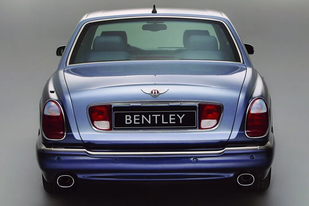Фото Bentley Arnage (2009) — вид сзади, фото 2. Задняя часть крупно: ширина кормы и выпускная система Bentley Arnage (2009) — вид сзади, фото 2