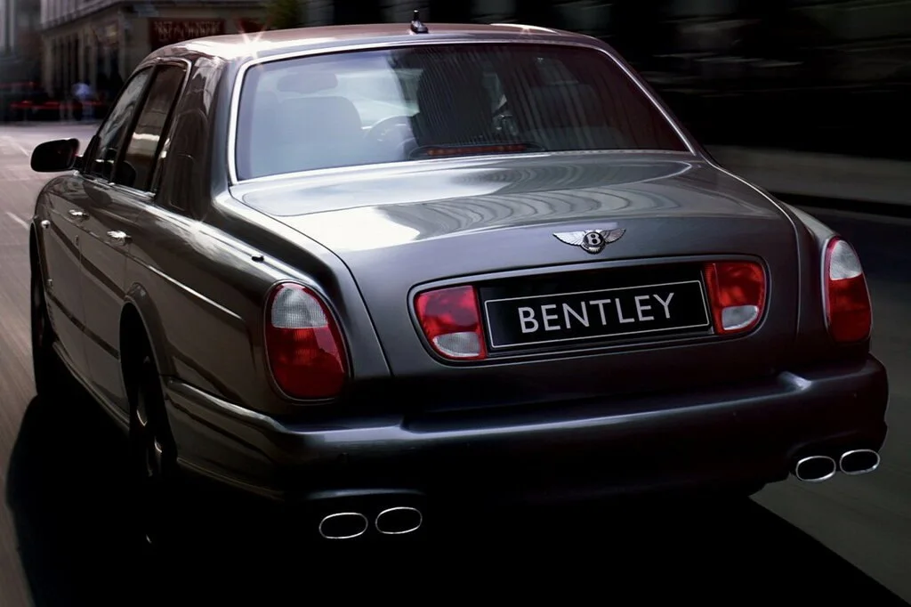 Фото Bentley Arnage (2009) — вид сзади, фото 3. Сзади-сбоку: свес кормы и стойка пятой двери Bentley Arnage (2009) — вид сзади, фото 3