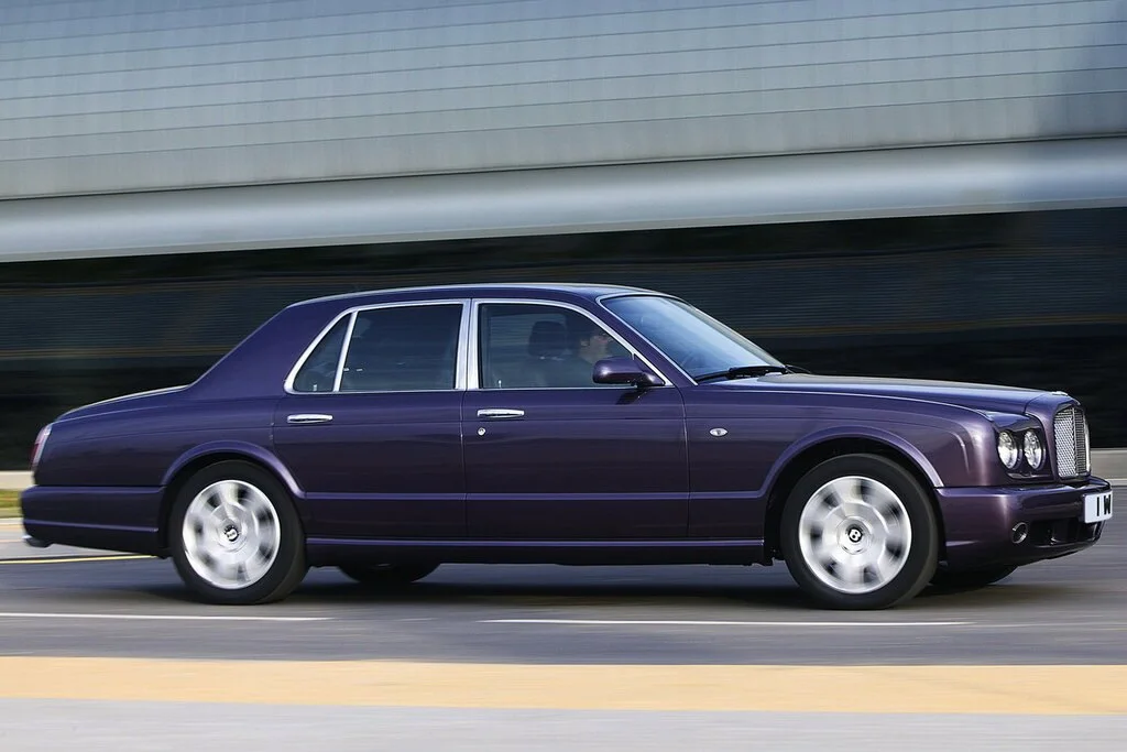Фото Bentley Arnage (2009) — вид сбоку, фото 3. Профиль в движении: пропорции кузова на ходу Bentley Arnage (2009) — вид сбоку, фото 3