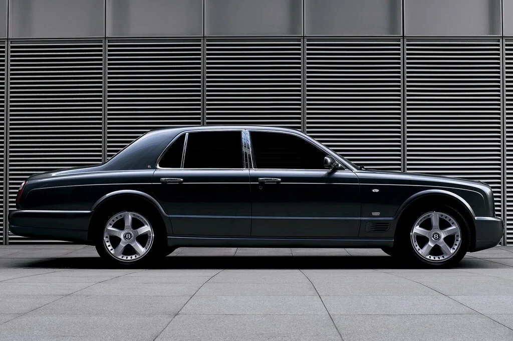 Фото Bentley Arnage (2009) — вид сбоку, фото 4. Профиль: длина кузова, линия крыши и посадка на колёсах Bentley Arnage (2009) — вид сбоку, фото 4