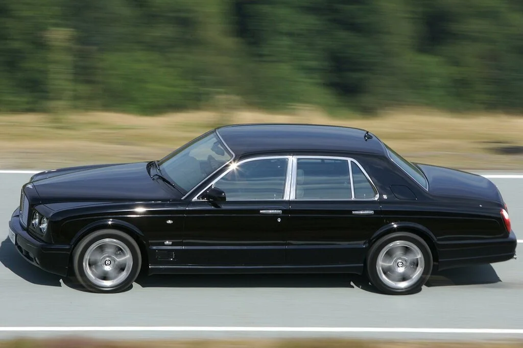 Фото Bentley Arnage (2009) — вид сбоку, фото 6. Профиль в движении: пропорции кузова на ходу Bentley Arnage (2009) — вид сбоку, фото 6