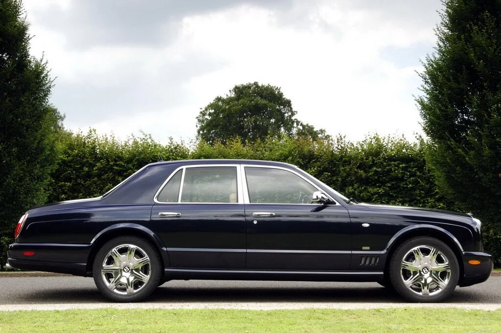 Фото Bentley Arnage (2009) — вид сбоку, фото 7. Профиль: длина кузова, линия крыши и посадка на колёсах Bentley Arnage (2009) — вид сбоку, фото 7