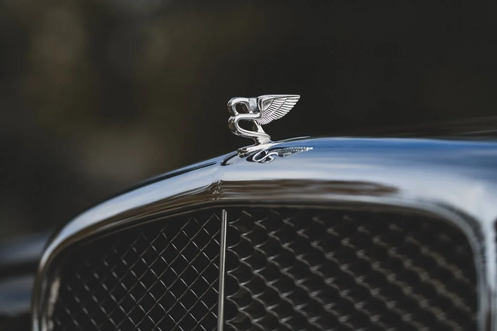 Фото Bentley Azure (2010) — вид спереди, фото 3. Три четверти спереди: видно и «лицо», и профиль разом Bentley Azure (2010) — вид спереди, фото 3