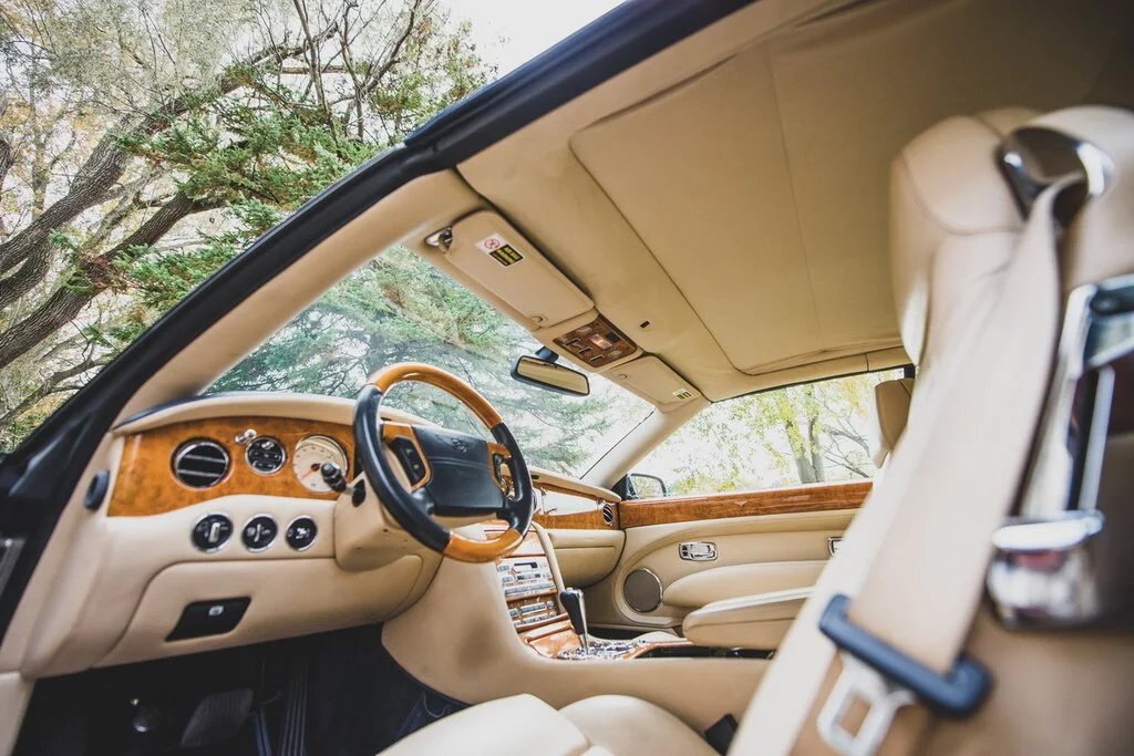 Фото Bentley Azure (2010) — интерьер. Общий план салона: панель, консоль и передние кресла Bentley Azure (2010) — интерьер