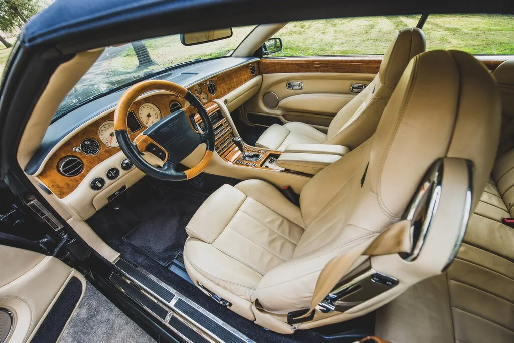 Фото Bentley Azure (2010) — интерьер, фото 2. Салон целиком: как расставлены кресла и что под рукой у водителя Bentley Azure (2010) — интерьер, фото 2