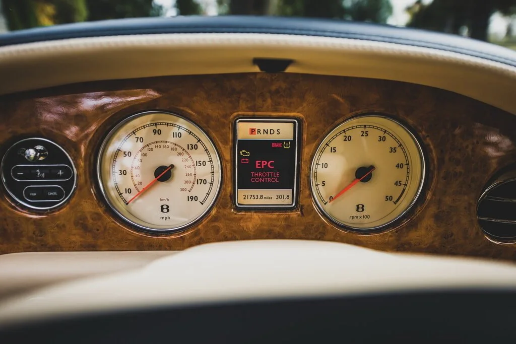 Фото Bentley Azure (2010) — интерьер, фото 3. Обзор салона: отделка, стыки панелей и рабочее место водителя Bentley Azure (2010) — интерьер, фото 3