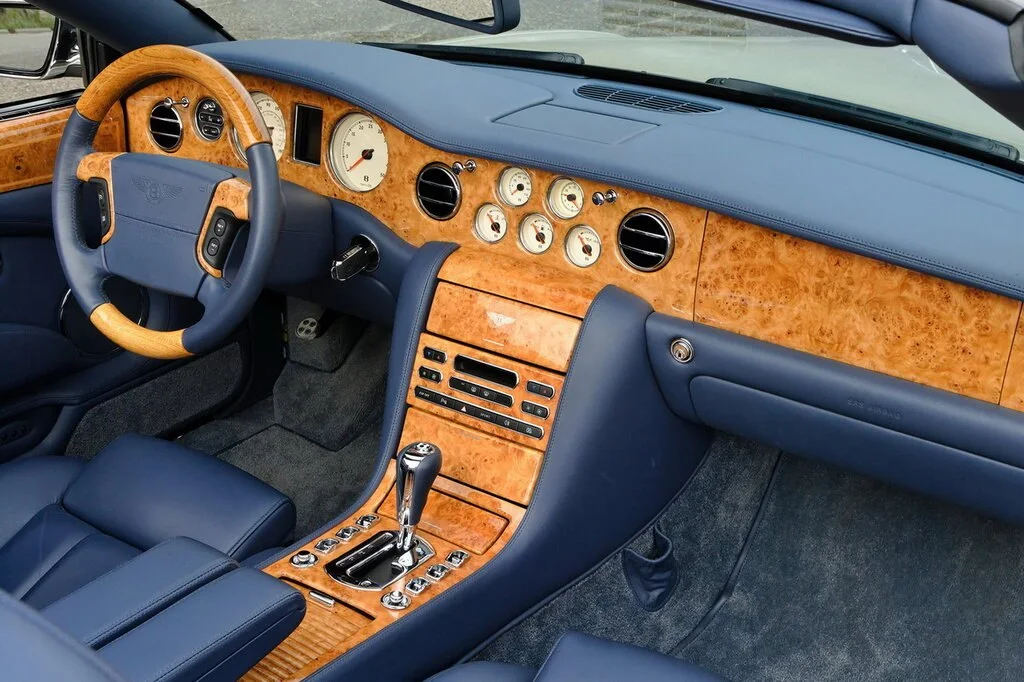 Фото Bentley Azure (2010) — интерьер, фото 4. Общий план салона: панель, консоль и передние кресла Bentley Azure (2010) — интерьер, фото 4