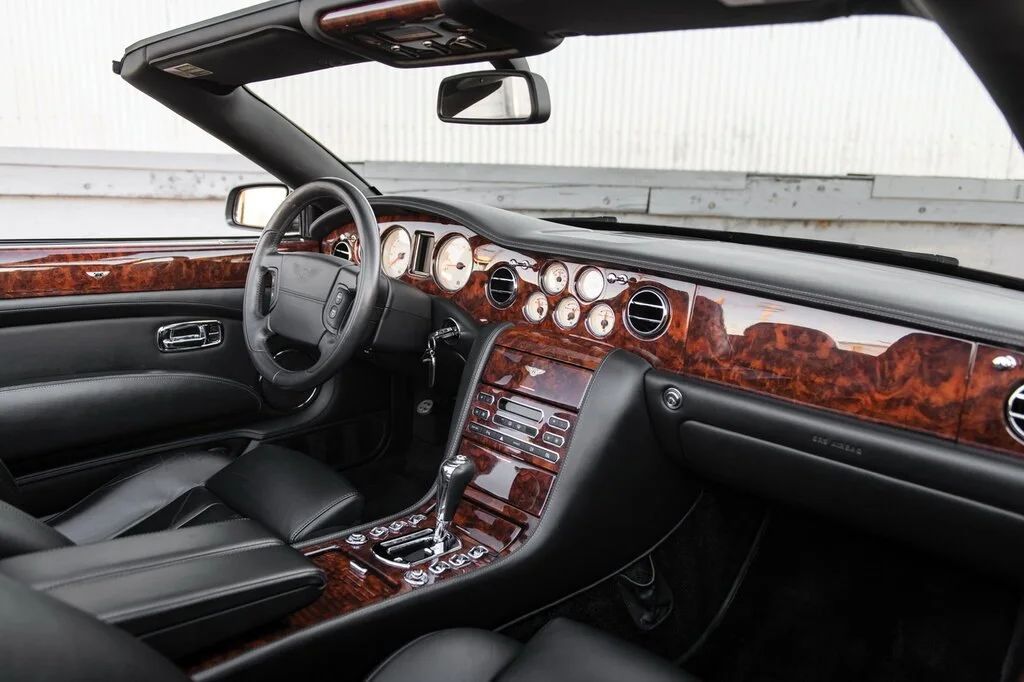 Фото Bentley Azure (2010) — интерьер, фото 5. Салон целиком: как расставлены кресла и что под рукой у водителя Bentley Azure (2010) — интерьер, фото 5