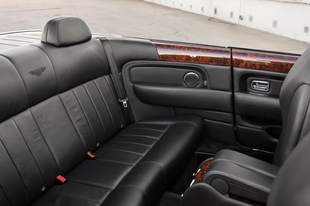 Фото Bentley Azure (2010) — интерьер, фото 6. Обзор салона: отделка, стыки панелей и рабочее место водителя Bentley Azure (2010) — интерьер, фото 6