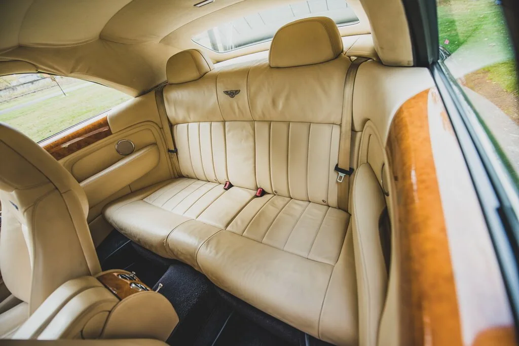Фото Bentley Azure (2010) — интерьер, фото 7. Общий план салона: панель, консоль и передние кресла Bentley Azure (2010) — интерьер, фото 7
