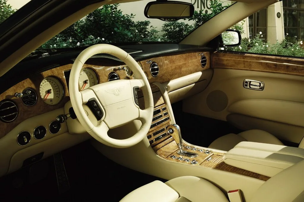 Фото Bentley Azure (2010) — интерьер, фото 8. Салон целиком: как расставлены кресла и что под рукой у водителя Bentley Azure (2010) — интерьер, фото 8