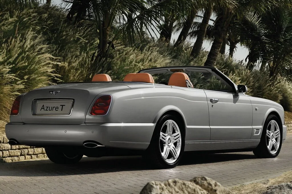 Фото Bentley Azure (2010) — вид сзади, фото 2. Задняя часть крупно: ширина кормы и выпускная система Bentley Azure (2010) — вид сзади, фото 2