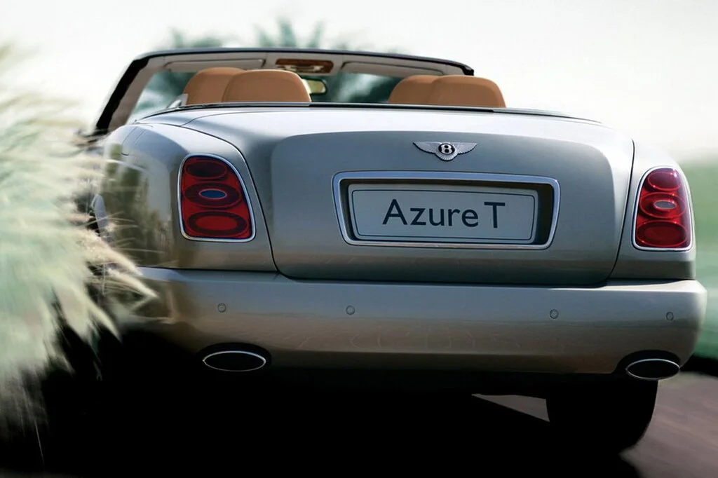 Фото Bentley Azure (2010) — вид сзади, фото 3. Сзади-сбоку: свес кормы и стойка пятой двери Bentley Azure (2010) — вид сзади, фото 3
