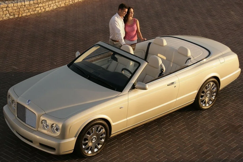 Фото Bentley Azure (2010) — вид сверху. Сверху видно остекление крыши и рейлинги Bentley Azure (2010) — вид сверху
