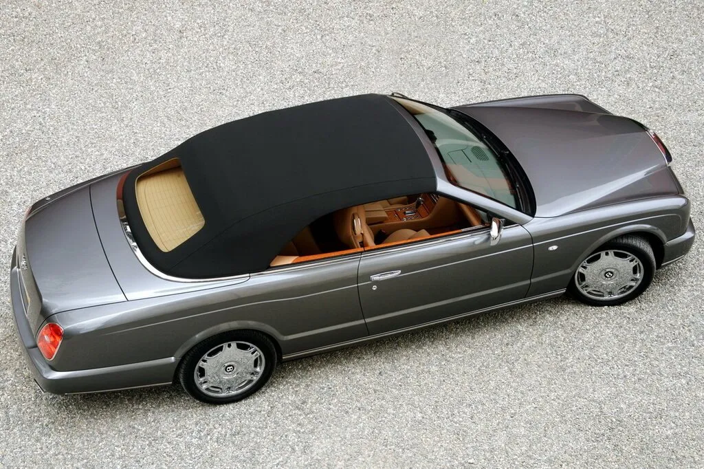 Фото Bentley Azure (2010) — вид сверху, фото 3. Сверху видно остекление крыши и рейлинги Bentley Azure (2010) — вид сверху, фото 3