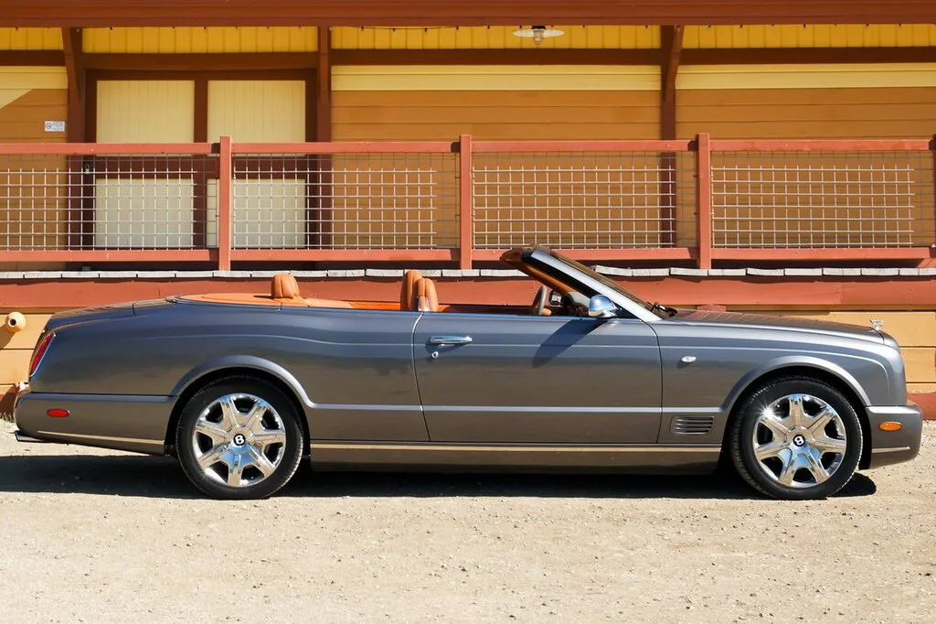 Фото Bentley Azure (2010) — вид сбоку, фото 5. Вид сбоку целиком: колёсная база и размер арок Bentley Azure (2010) — вид сбоку, фото 5