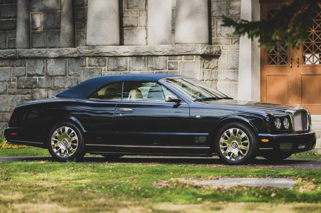 Фото Bentley Azure (2010) — вид сбоку, фото 6. Профиль в движении: пропорции кузова на ходу Bentley Azure (2010) — вид сбоку, фото 6