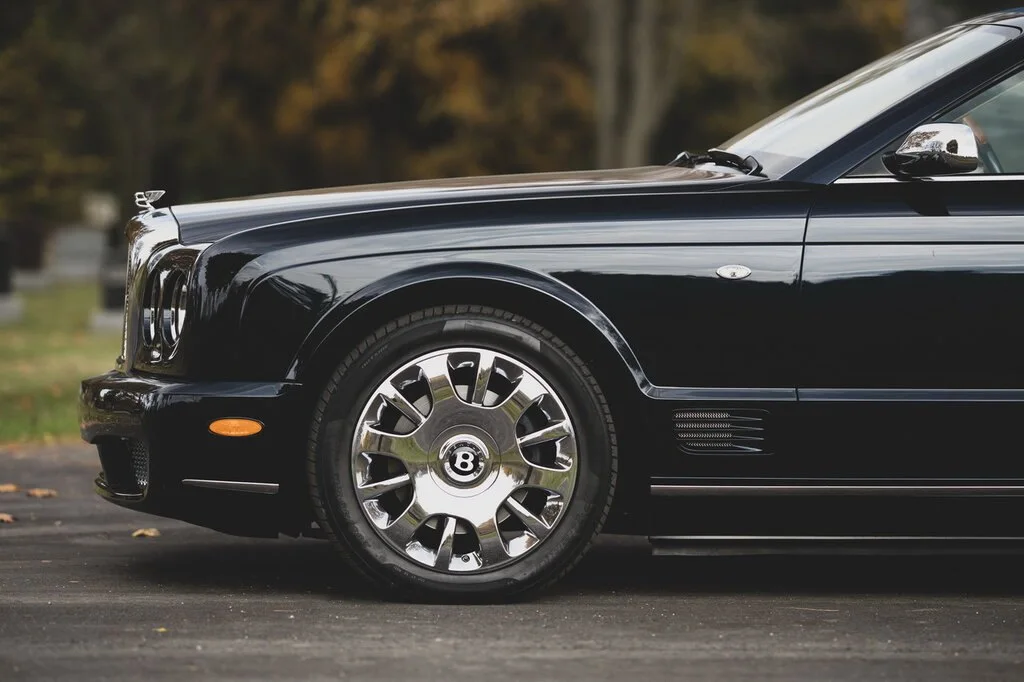 Фото Bentley Azure (2010) — вид сбоку, фото 7. Профиль: длина кузова, линия крыши и посадка на колёсах Bentley Azure (2010) — вид сбоку, фото 7