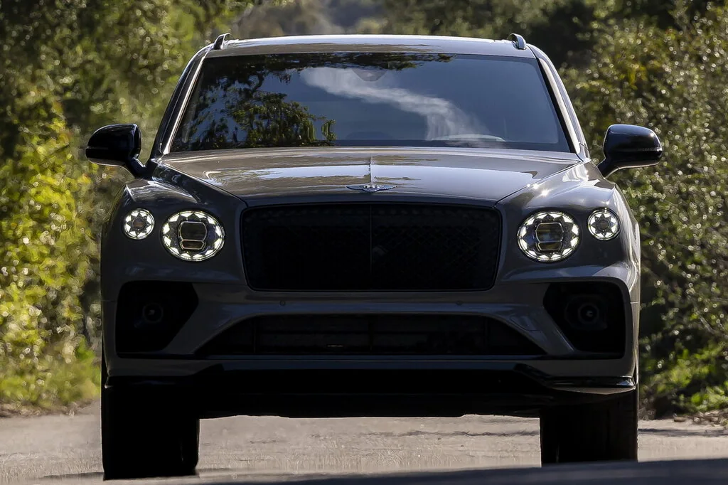 Bentley Bentayga (2022) — вид спереди, фото 4