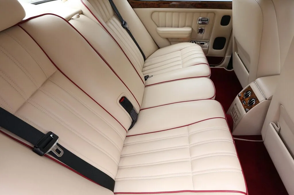 Фото Bentley Brooklands (1998) — интерьер. Общий план салона: панель, консоль и передние кресла Bentley Brooklands (1998) — интерьер