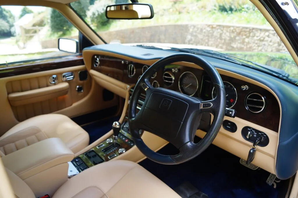 Фото Bentley Brooklands (1998) — интерьер, фото 3. Обзор салона: отделка, стыки панелей и рабочее место водителя Bentley Brooklands (1998) — интерьер, фото 3
