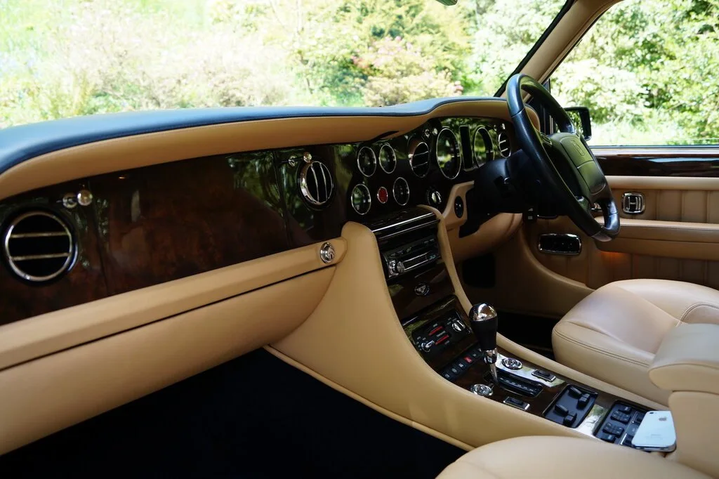 Фото Bentley Brooklands (1998) — интерьер, фото 4. Общий план салона: панель, консоль и передние кресла Bentley Brooklands (1998) — интерьер, фото 4