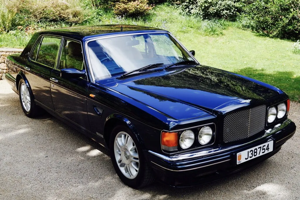 Фото Bentley Brooklands (1998) — вид сбоку, фото 5. Вид сбоку целиком: колёсная база и размер арок Bentley Brooklands (1998) — вид сбоку, фото 5