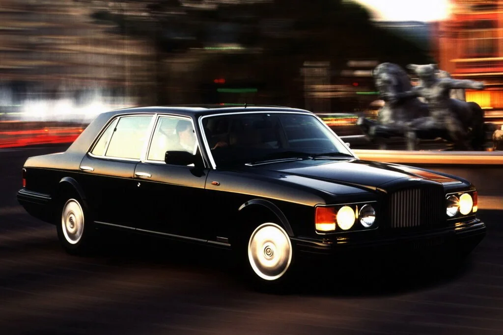 Фото Bentley Brooklands (1998) — вид сбоку, фото 6. Профиль в движении: пропорции кузова на ходу Bentley Brooklands (1998) — вид сбоку, фото 6