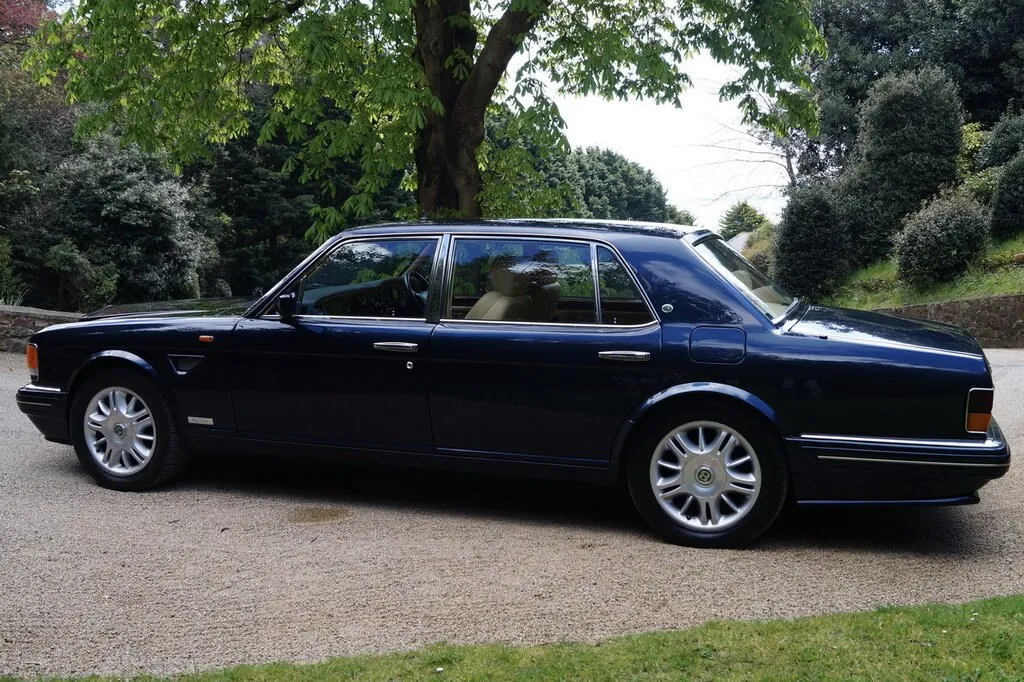 Фото Bentley Brooklands (1998) — вид сбоку, фото 7. Профиль: длина кузова, линия крыши и посадка на колёсах Bentley Brooklands (1998) — вид сбоку, фото 7
