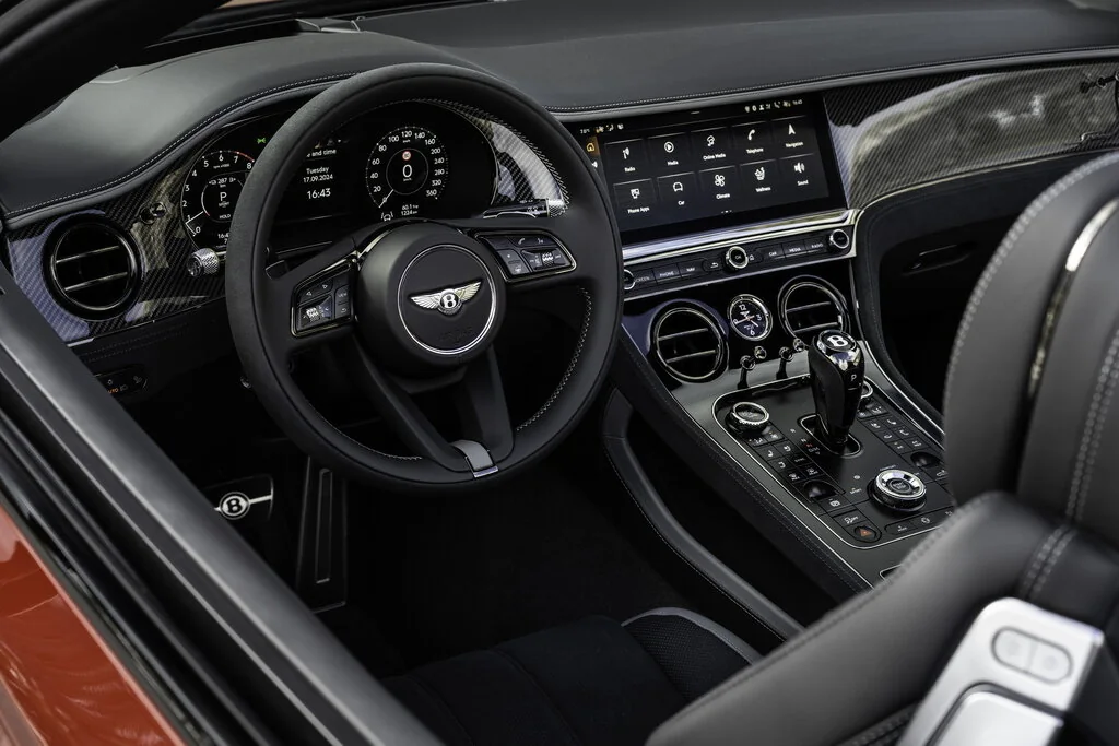 Фото Bentley Continental GT (2024) — передняя панель. Архитектура передней панели: экраны, дефлекторы и отделка Bentley Continental GT (2024) — передняя панель