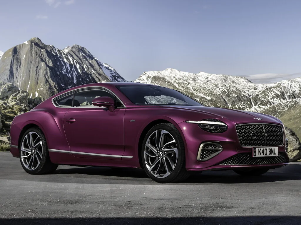 Фото Bentley Continental GT (2024) — вид спереди, фото 4. Анфас: решётка, форма фар и бампер — по ним модель и узнают на дороге Bentley Continental GT (2024) — вид спереди, фото 4