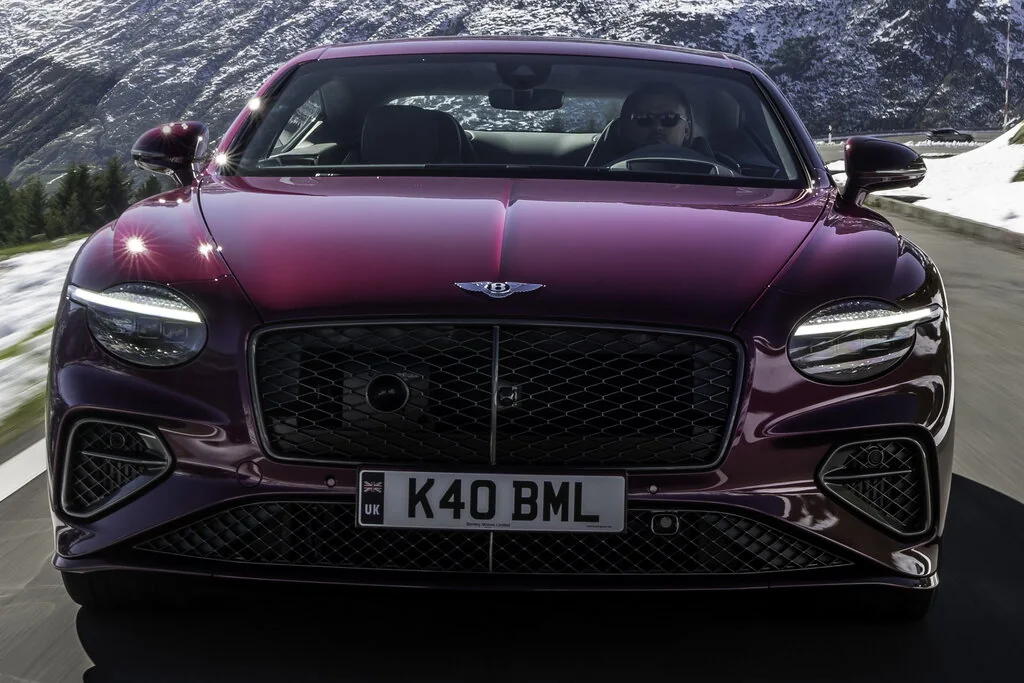 Фото Bentley Continental GT (2024) — вид спереди, фото 6. Три четверти спереди: видно и «лицо», и профиль разом Bentley Continental GT (2024) — вид спереди, фото 6