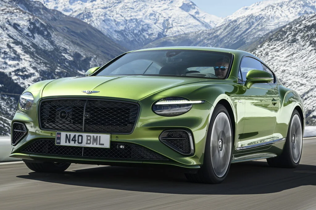 Фото Bentley Continental GT (2024) — вид спереди, фото 7. Анфас: решётка, форма фар и бампер — по ним модель и узнают на дороге Bentley Continental GT (2024) — вид спереди, фото 7