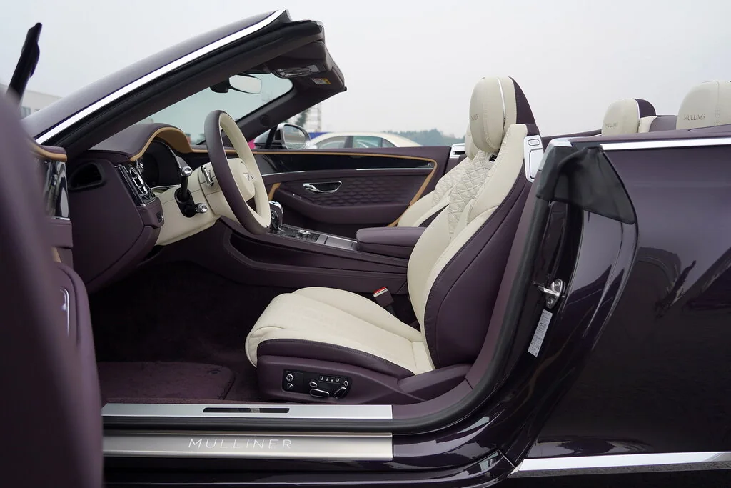 Фото Bentley Continental GT (2024) — интерьер. Общий план салона: панель, консоль и передние кресла Bentley Continental GT (2024) — интерьер