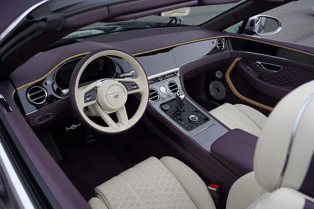 Фото Bentley Continental GT (2024) — интерьер, фото 2. Салон целиком: как расставлены кресла и что под рукой у водителя Bentley Continental GT (2024) — интерьер, фото 2