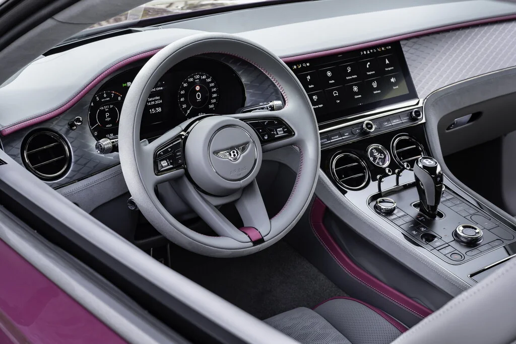 Фото Bentley Continental GT (2024) — интерьер, фото 4. Общий план салона: панель, консоль и передние кресла Bentley Continental GT (2024) — интерьер, фото 4
