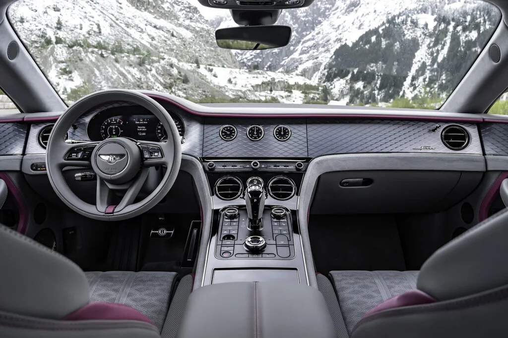 Фото Bentley Continental GT (2024) — интерьер, фото 5. Салон целиком: как расставлены кресла и что под рукой у водителя Bentley Continental GT (2024) — интерьер, фото 5
