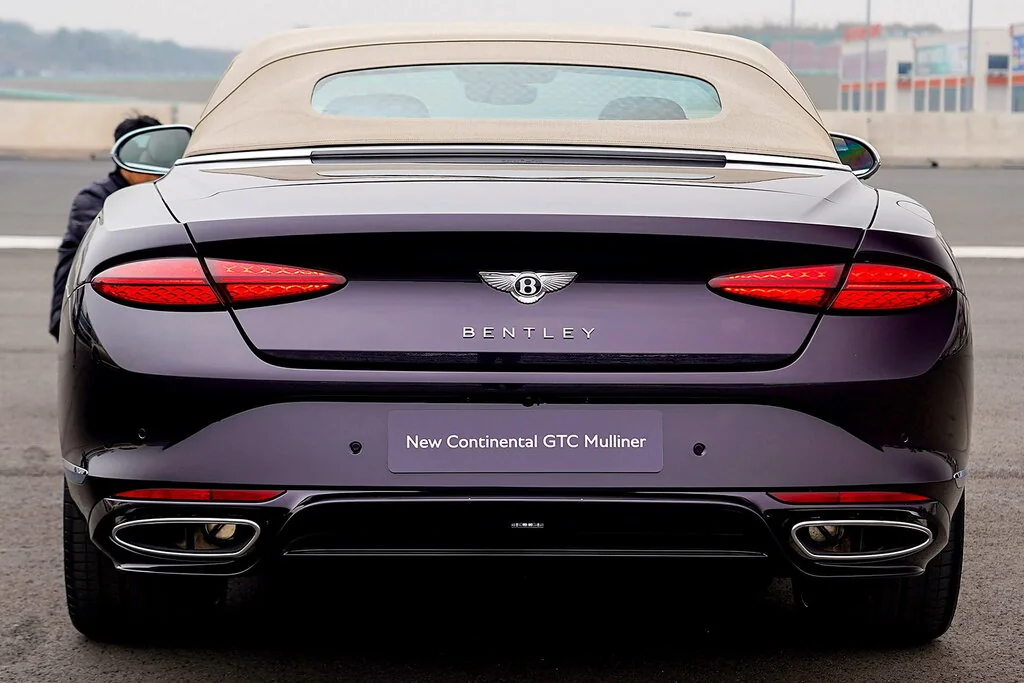 Bentley Continental GT (2024) — вид сзади, фото 2