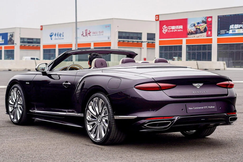 Фото Bentley Continental GT (2024) — вид сзади, фото 3. Сзади-сбоку: свес кормы и стойка пятой двери Bentley Continental GT (2024) — вид сзади, фото 3