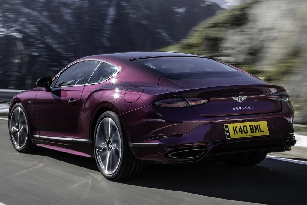 Фото Bentley Continental GT (2024) — вид сзади, фото 5. Задняя часть крупно: ширина кормы и выпускная система Bentley Continental GT (2024) — вид сзади, фото 5
