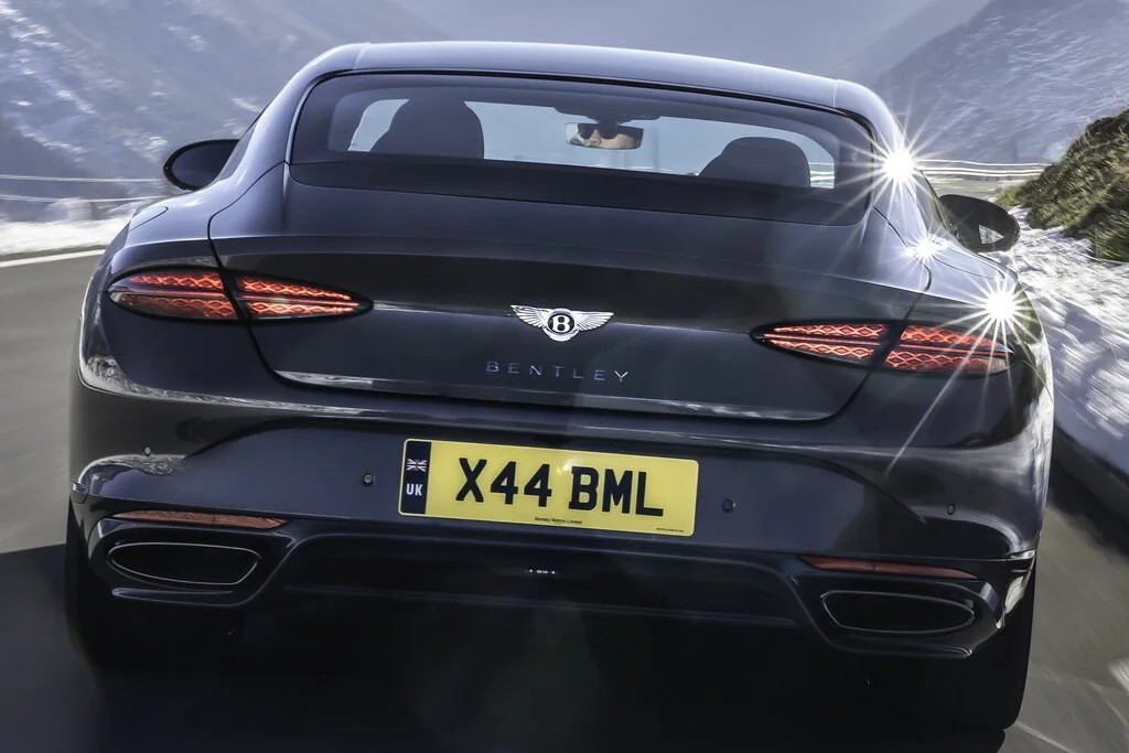 Фото Bentley Continental GT (2024) — вид сзади, фото 6. Сзади-сбоку: свес кормы и стойка пятой двери Bentley Continental GT (2024) — вид сзади, фото 6