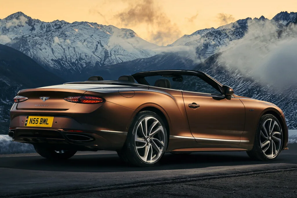 Фото Bentley Continental GT (2024) — вид сзади, фото 8. Задняя часть крупно: ширина кормы и выпускная система Bentley Continental GT (2024) — вид сзади, фото 8