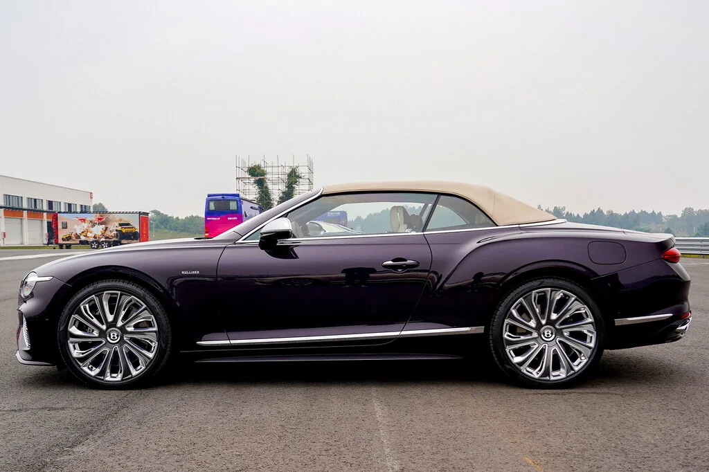 Фото Bentley Continental GT (2024) — вид сбоку, фото 2. Вид сбоку целиком: колёсная база и размер арок Bentley Continental GT (2024) — вид сбоку, фото 2