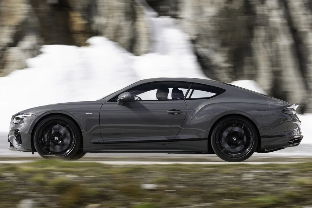 Фото Bentley Continental GT (2024) — вид сбоку, фото 3. Профиль в движении: пропорции кузова на ходу Bentley Continental GT (2024) — вид сбоку, фото 3