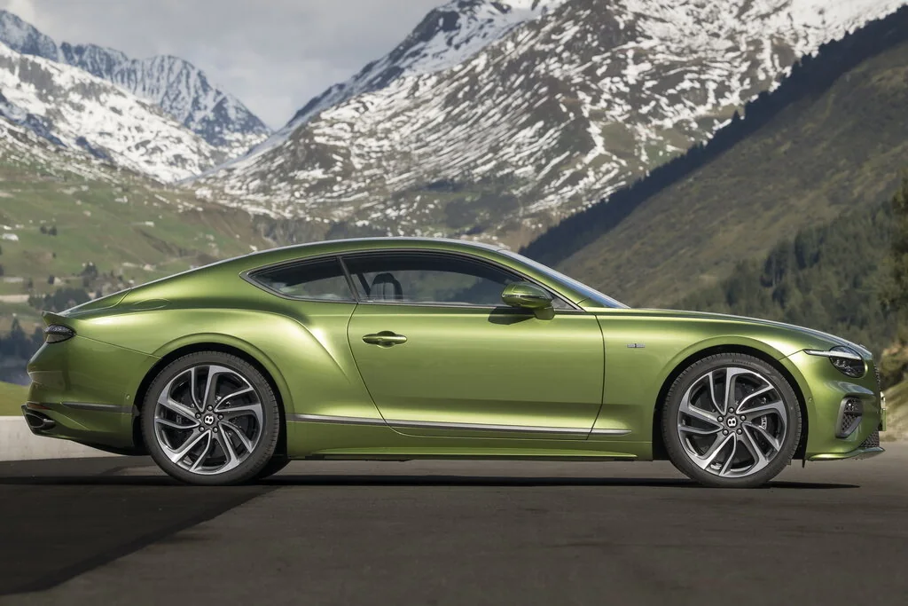 Фото Bentley Continental GT (2024) — вид сбоку, фото 4. Профиль: длина кузова, линия крыши и посадка на колёсах Bentley Continental GT (2024) — вид сбоку, фото 4