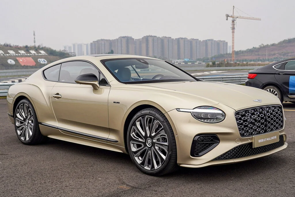 Фото Bentley Continental GT (2024) — вид сбоку, фото 6. Профиль в движении: пропорции кузова на ходу Bentley Continental GT (2024) — вид сбоку, фото 6