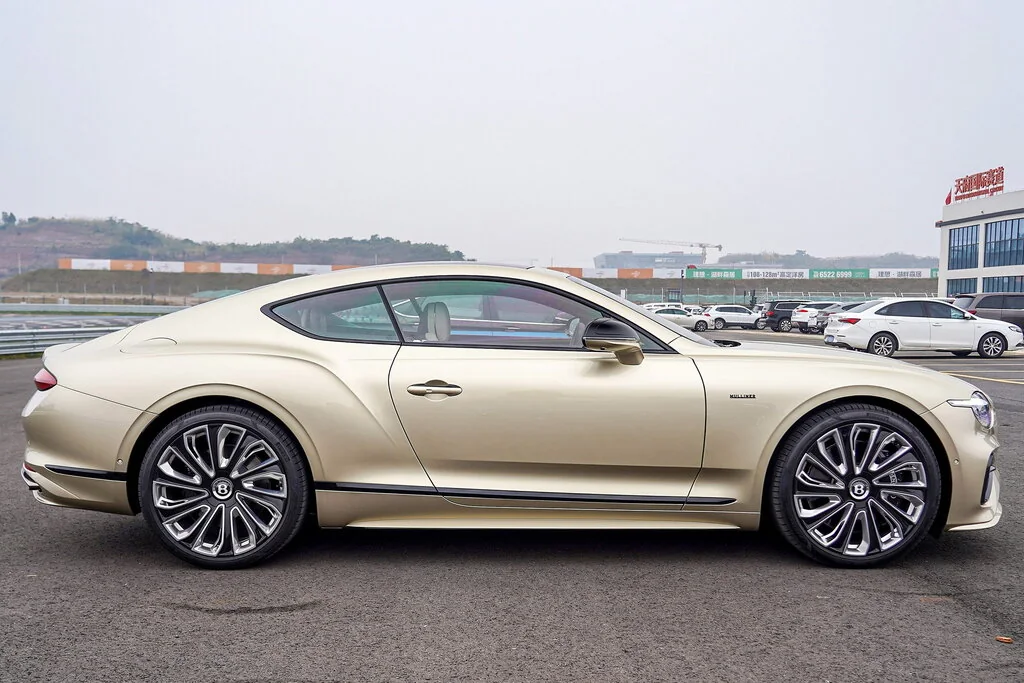 Фото Bentley Continental GT (2024) — вид сбоку, фото 7. Профиль: длина кузова, линия крыши и посадка на колёсах Bentley Continental GT (2024) — вид сбоку, фото 7