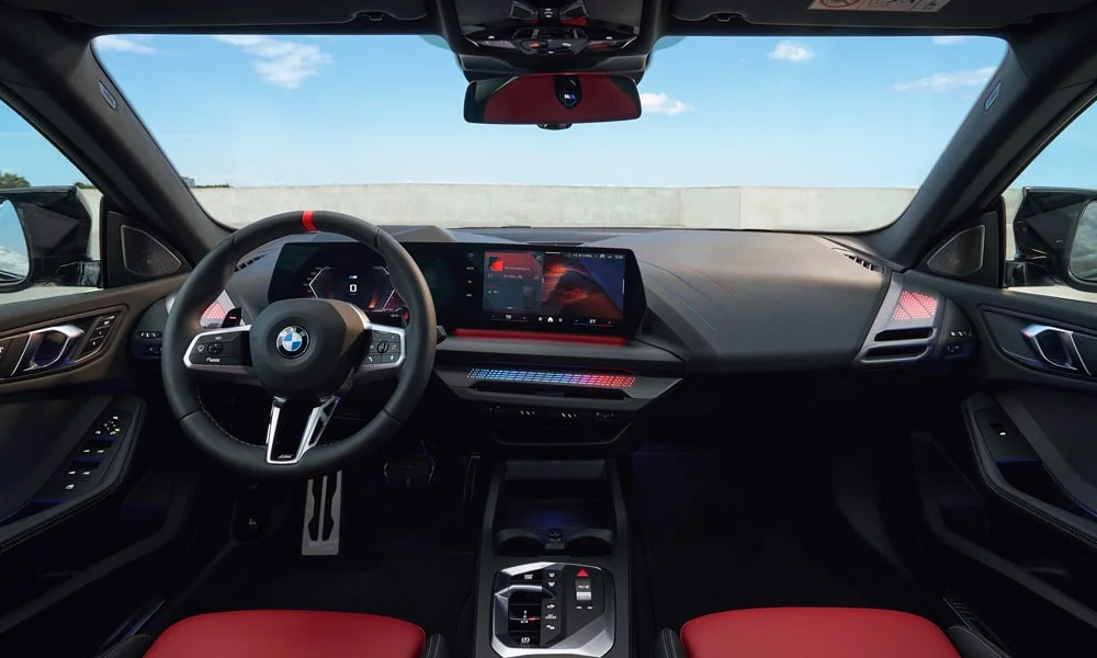 Фото BMW 2 серии Gran Coupe (2024) — передняя панель. Архитектура передней панели: ярусы, вставки и консоль в красно-чёрной гамме BMW 2 серии Gran Coupe (2024) — передняя панель