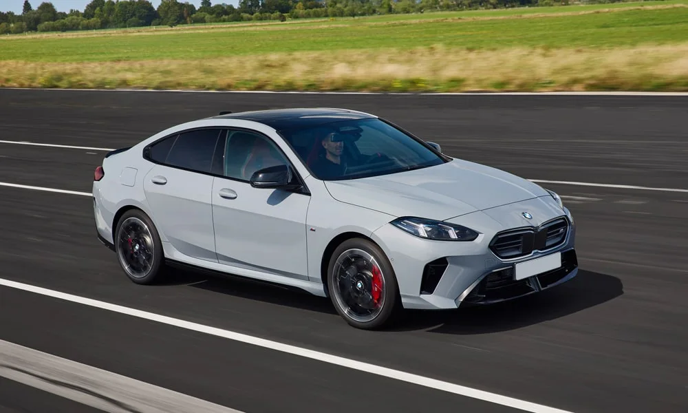 Фото BMW 2 серии Gran Coupe (2024) — вид спереди, фото 6. Передок в белом исполнении — крупная светотехника и выразительный бампер. Дневные ходовые огни включаются автоматически с запуском BMW 2 серии Gran Coupe (2024) — вид спереди, фото 6
