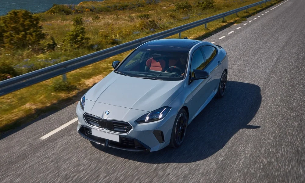 Фото BMW 2 серии Gran Coupe (2024) — вид спереди, фото 7. Оптика, решётка и бампер — первое впечатление о модели. Рисунок ходовых огней — подпись модели, по нему её узнают в потоке BMW 2 серии Gran Coupe (2024) — вид спереди, фото 7